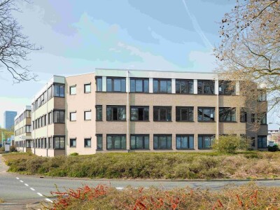 Étudiants en traduction travaillant avec des outils d’IA dans une salle de cours de Capabel Onderwijs